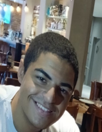 rafael sorrindo sozinho