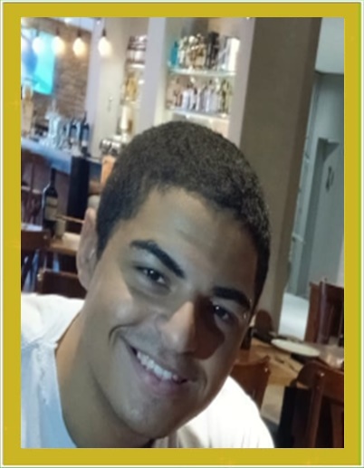 rafael sorrindo sozinho